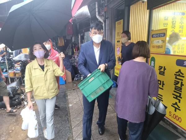 유하선(가운데) 새예루살렘교회 목사가 나경원(왼쪽) 전 의원과 함께 지난 9일 폭우로 큰 피해를 본 서울 동작구 남성사계시장을 방문해 상인들에게 커피를 전달하고 있다. 새예루살렘교회 제공