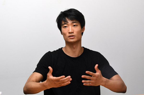 러시아 마린스키 발레단 수석무용수 김기민이 16일 서울 서초구 예술의전당에서 국민일보 인터뷰에 응하고 있다. 최현규 기자