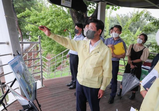 정인화 전남 광양시장이 관내 주요사업장을 점검하는 등 현장 소통에 나서고 있다. 사진=광양시