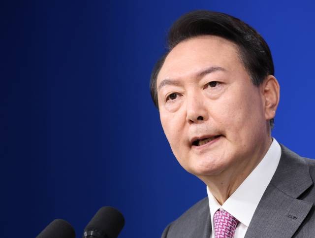 윤석열 대통령이 17일 서울 용산 대통령실 청사에서 열린 취임 100일 기자회견 '대통령에게 듣는다'에서 취재진의 질문을 받고 있다. 연합뉴스