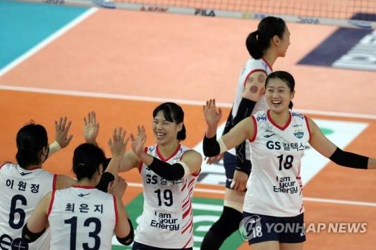 (순천=연합뉴스) 17일 전남 순천시 팔마체육관에서 열린 2022 순천·도드람컵 프로배구대회 여자부 조별예선 흥국생명과 GS칼텍스의 경기. 1세트 GS칼텍스 선수들이 득점에 성공하자 기뻐하고 있다.