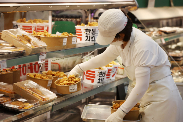 저렴한 대형마트 치킨이 인기를 끌고 있는 지난 10일 서울 시내 한 대형마트에서 직원이 치킨을 진열하고 있다. [사진 출처 = 연합뉴스]