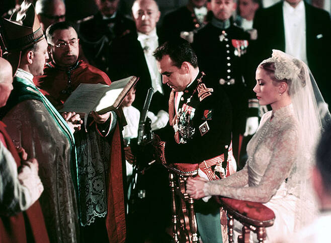 할리우드 배우 그레이스 켈리가 1956년 4월 모나코 레니에 3세와 결혼식을 올리는 모습./AFPBBNews=뉴스1