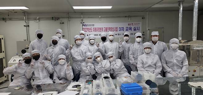 경남정보대의 미래유망분야 고졸인력양성 연계교육에 참여한 학생들이 기념촬영을 하고 있다./사진제공=경남정보대