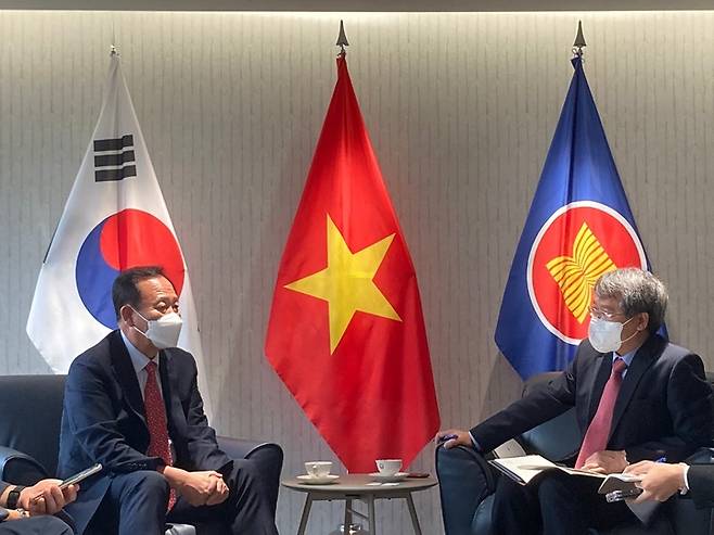 박현국(왼쪽) 봉화군수와 응우옌 부 퉁 주한 베트남 대사가 대화를 나누고 있다. (사진=봉화군 제공) *재판매 및 DB 금지