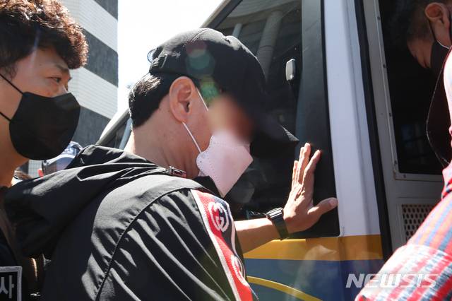 [제주=뉴시스] 우장호 기자 = 제주 지역 장기미제 '이승용 변호사 피살 사건' 피의자 A(55)씨가 27일 오후 검찰로 송치되기 위해 제주동부경찰서를 나서고 있다. 2021.08.27. woo1223@newsis.com