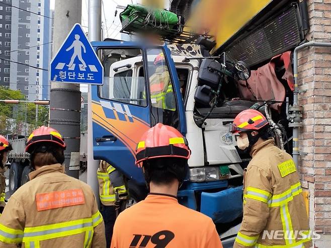 [대구=뉴시스]17일 오전 8시50분께 대구시 수성구 만촌3동의 한 건물로 트럭이 돌진하는 사고가 발생해 운전자가 중상을 입었다. (사진 = 대구소방안전본부 제공) 2022.08.17. photo@newsis.com
