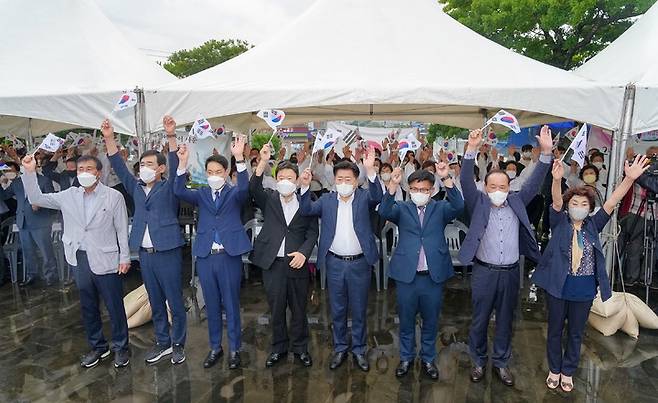 [제주=뉴시스] 17일 제주시 구좌읍 해녀항일운동기념탑에서 열린 제주해녀항일운동 90주년 기념행사 참석자들이 만세를 외치고 있다. (사진=제주도 제공) 2022.08.17. photo@newsis.com *재판매 및 DB 금지