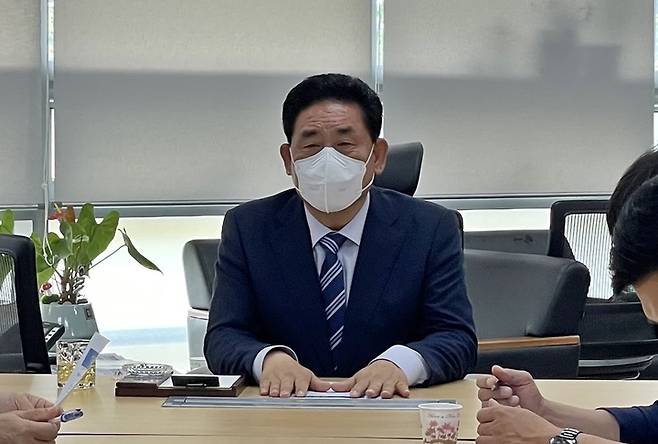 [완주=뉴시스] 강명수 기자 =무소속으로 전북 완주군수 출마를 위해 등록을 마친 국영석 후보가 12일 군청 브리핑룸에서 기자회견을 갖고 있다. 2022.05.12. smister@newsis.com *재판매 및 DB 금지