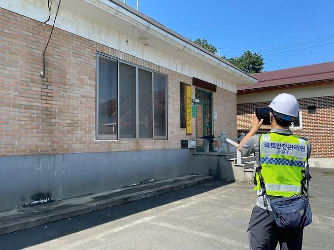 [진주=뉴시스]국토안전관리원 집중호우 피해지역 경로당 안전점검. *재판매 및 DB 금지