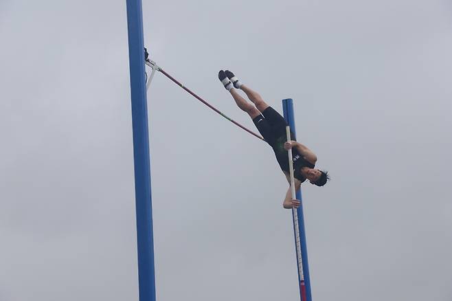[서울=뉴시스] 한국 남자 장대높이뛰기 진민섭. (사진 = 대한육상연맹 제공) *재판매 및 DB 금지