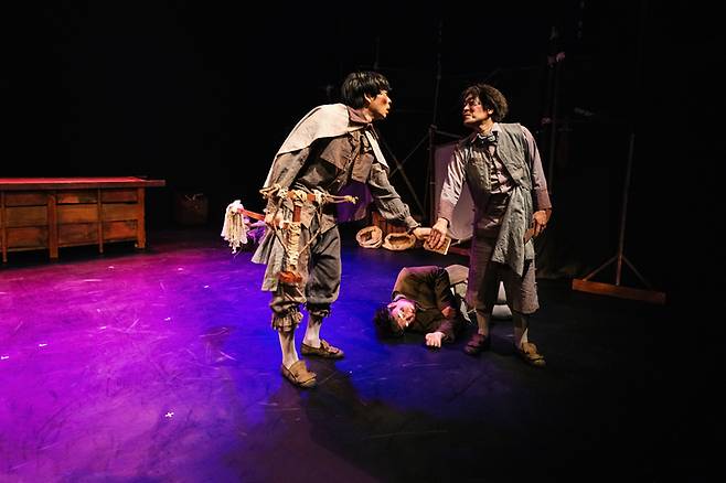 [서울=뉴시스]연극 '반쪼가리 자작' 공연사진. (사진=창작조직 성찬파 제공) 2022.08.17. photo@newsis.com  *재판매 및 DB 금지