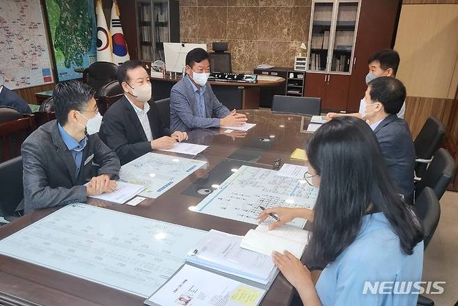 [창원=뉴시스] 홍정명 기자= 경남도의회 경제환경위원회 김일수 위원장, 강용범 제2부의장(왼쪽 편) 등이 17일 낙동강유역환경청을 방문해 홍동곤 청장 등과 지역 현안 사업 관련 간담회를 하고 있다.(사진=경남도의회 제공) 2022.08.17. photo@newsis.com