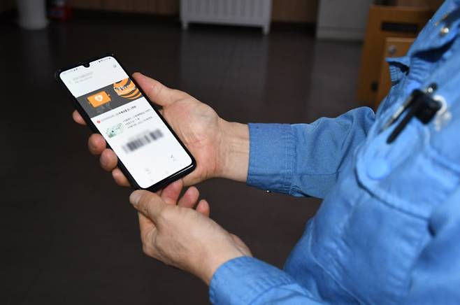 [포항=뉴시스] 강진구 기자 = 포스코 포항제철소는 16일 오전 제철소에서 근무하는 직원 중 우수 안전활동자에게 '안전쿠폰'을 지급하고 있다.(사진=포스코 제공) 2022.08.17.photo@newsis.com *재판매 및 DB 금지