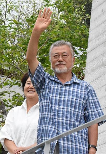 [서울=뉴시스] 백동현 기자 = 문재인 전 대통령이 23일 오후 경남 양산시 평산마을 사저 앞에서 보수단체 욕설 집회에 맞서 평화적 침묵시위를 이어가는 지지자들을 향해 손을 흔들고 있다. (사진=전 청와대 행정관 SNS 캡처) 2022.07.23. photo@newsis.com *재판매 및 DB 금지