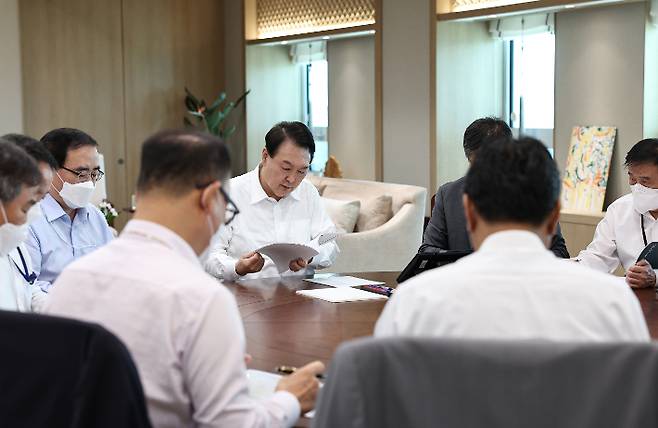 윤석열 대통령이 16일 오전 서울 용산 대통령실 청사에서 수석비서관회의를 주재하고 있다. 대통령실 제공