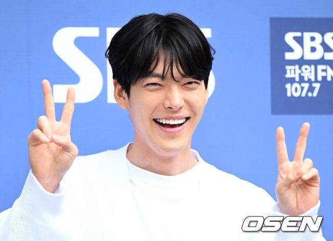 [OSEN=이대선 기자]배우 김우빈이 취재진을 향해 포즈를 취하고 있다. 2022.07.21 /sunday@osen.co.kr
