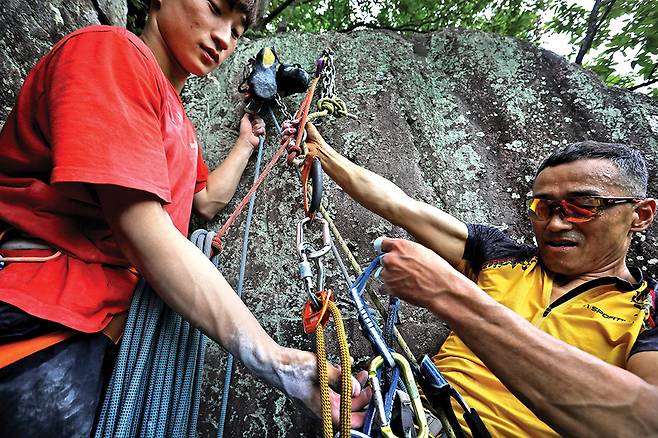 김규철(오른쪽)과 아들 김도혁. 김도혁은 최근 인공암벽 등반에 집중하고 있다.