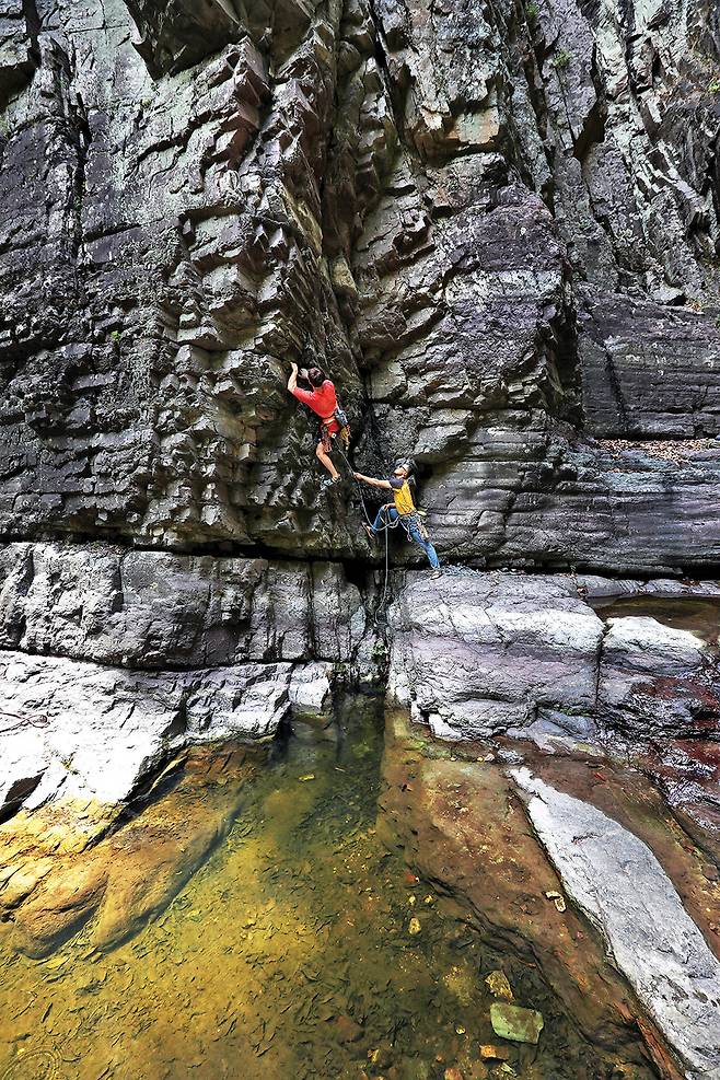 아버지의 빌레이로 벽에 붙은 김도혁. 김도혁은 자연바위 등반이 익숙지 않다. 한참 머뭇거리다가 아버지가 용돈을 준다는 제안에 등반을 시작했다.