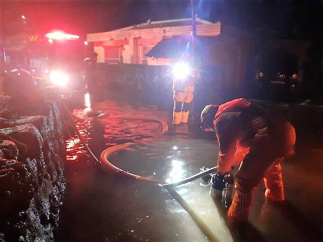 17일 서귀포시 성산읍 침수 도로 배수 작업하는 소방대원. 제주 동부소방서 제공