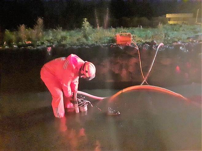 17일 서귀포시 성산읍 침수 도로 배수 작업하는 소방대원. 제주 동부소방서 제공