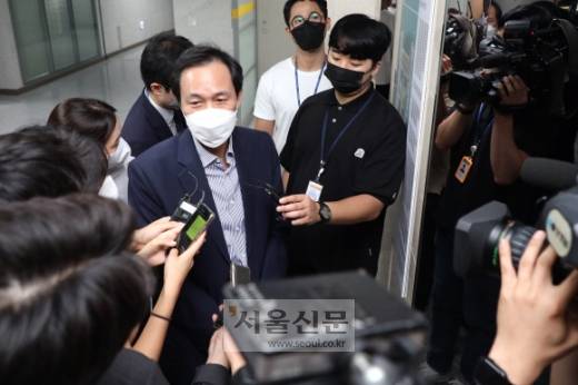 우상호 더불어민주당 비상대책위원장이 16일 국회 의원회관에서 ‘당헌 80조’ 개정과 관련해 취재진들의 질문을 받고 있다.김명국 기자