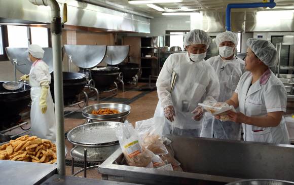 서울 은평구 소재 한 고등학교 급식소 조리실 모습. 사진은 기사 내용과 관련 없음.서울신문DB