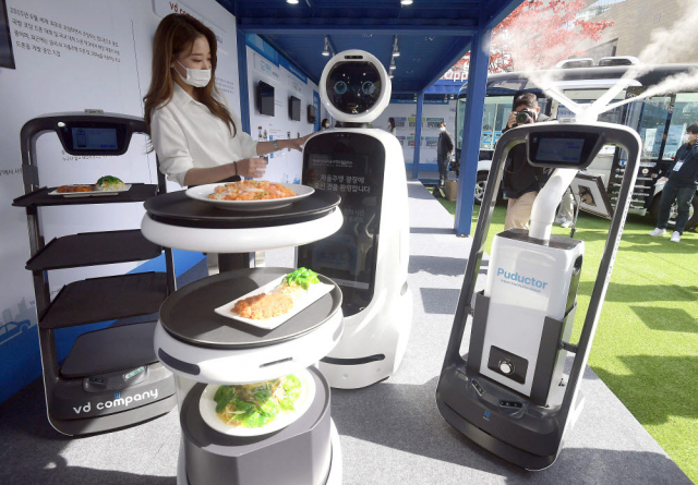 2020년 10월 판교자율주행모빌리티쇼에서 중국 로봇 기업 푸두가 만든 서빙 로봇이 음식을 나르고 있다. /연합뉴스