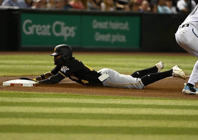 피츠버그 로돌포 카스트로가 지난 10일 애리조나전에서 슬라이딩을 하던 중 뒷주머니에서 휴대폰을 빠뜨리고 있다.  AFP연합뉴스