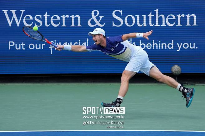 ▲ 앤디 머리가 2022 ATP 투어 웨스턴 앤 서던 오픈 단식 1회전에서 경기를 펼치고 있다.