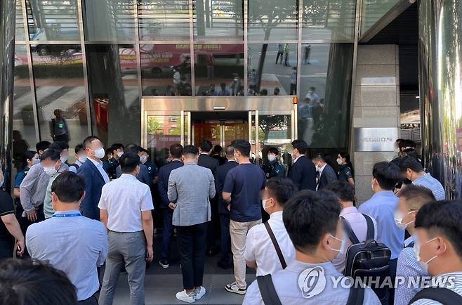 화물연대, 하이트진로 본사 옥상 점거 농성 (서울=연합뉴스) 최근 하이트진로 공장 3곳을 차례로 막고 시위를 벌여 온 전국민주노동조합총연맹(민주노총) 공공운수노조 화물연대가 16일에는 서울 강남구 하이트진로 본사를 점거했다.
    경찰과 공공운수노조에 따르면 화물연대 조합원 100여명이 이날 오전 7시께부터 서울 강남구 청담동 하이트진로 본사 옥상에서 점거 농성을 시작했다. 사진은 하이트진로 본사 앞. 2022.8.16 [하이트진로 제공. 재판매 및 DB 금지] photo@yna.co.kr