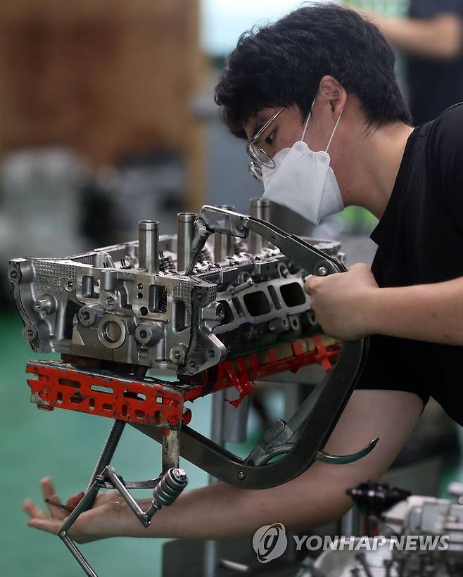 '내일은 예비 명장' (김해=연합뉴스) 김동민 기자 = 17일 경남 김해시 김해건설공업고등학교 정비실습실에서 한 학생이 2주 앞으로 다가온 제57회 전국기능경기대회를 앞두고 모의평가를 하고 있다.     
    '제57회 전국기능경기대회'는 오는 29일부터 오는 9월 5일까지 김해건설공고를 비롯해 경남 8개 경기장에서 열린다. 2022.8.17 image@yna.co.kr