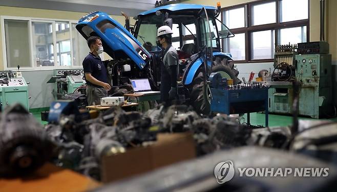 교실 밖에서 준비하는 미래 (김해=연합뉴스) 김동민 기자 = 17일 경남 김해시 김해건설공업고등학교 정비실습실에서 한 학생이 2주 앞으로 다가온 제57회 전국기능경기대회를 앞두고 모의평가를 하고 있다.     
    '제57회 전국기능경기대회'는 오는 29일부터 오는 9월 5일까지 김해건설공고를 비롯해 경남 8개 경기장에서 열린다. 2022.8.17 image@yna.co.kr