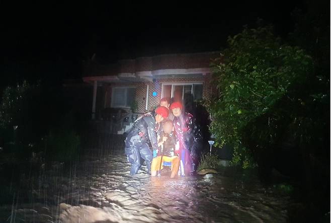 폭우에 고립된 어르신 구조하는 소방대원들 [강원도소방본부 제공. 재판매 및 DB 금지]