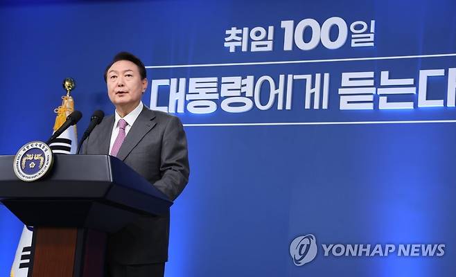 취임 100일 기자회견 하는 윤 대통령 (서울=연합뉴스) 안정원 기자 = 윤석열 대통령이 17일 서울 용산 대통령실 청사에서 열린 취임 100일 기자회견 '대통령에게 듣는다'에서 그동안의 소회와 향후 정국 운영 방안 등을 밝히고 있다. 2022.8.17 jeong@yna.co.kr