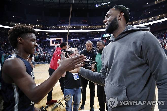 2019년 경기 후 손을 맞잡는 제임스 부자 [AFP=연합뉴스]