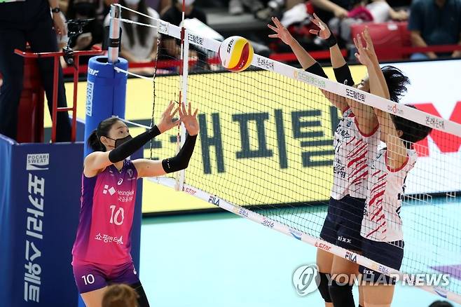 강약 조절하는 김연경 (순천=연합뉴스) 정회성 기자 = 17일 전남 순천시 팔마체육관에서 열린 2022 순천·도드람컵 프로배구대회 여자부 조별예선 흥국생명과 GS칼텍스의 경기. 2세트 흥국생명 김연경이 상대 진영으로 가볍게 공을 넘기고 있다. 2022.8.17 hs@yna.co.kr