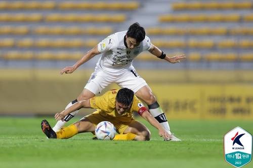 경합하는 전남의 이후권과 광주의 이순민 [한국프로축구연맹 제공. 재판매 및 DB금지]