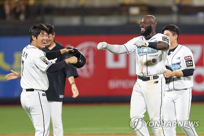 끝내기 승리의 짜릿함 (수원=연합뉴스) 신현우 기자 = 17일 경기도 수원케이티위즈파크에서 열린 2022 프로야구 KBO리그 키움 히어로즈와 kt wiz의 경기에서 끝내기 안타로 3-2 승리를 이끈 kt 알포드가 동료들과 기뻐하고 있다. 2022.8.17 nowwego@yna.co.kr