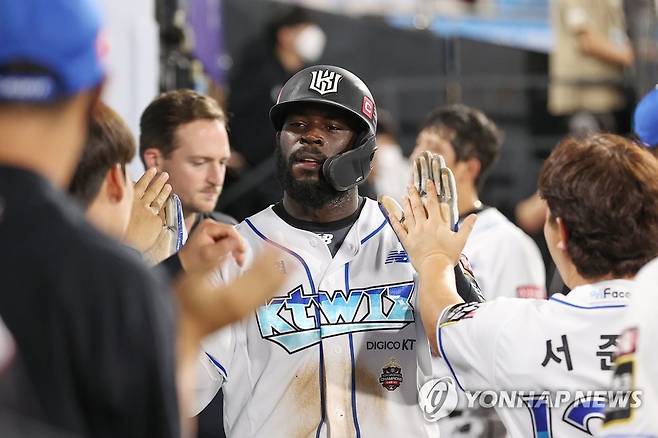 알포드 득점 성공, 따라가는 kt (수원=연합뉴스) 신현우 기자 = 17일 경기도 수원케이티위즈파크에서 열린 2022 프로야구 KBO리그 키움 히어로즈와 kt wiz의 경기. 8회말 2사 1, 2루 kt 조용호 안타 때 득점에 성공한 알포드가 더그아웃에서 축하받고 있다. 2022.8.17 nowwego@yna.co.kr