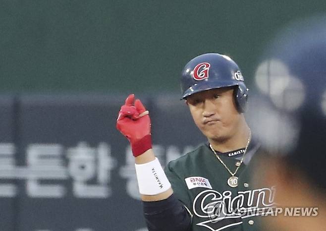 이대호, 3타점 2루타 환호 (부산=연합뉴스) 강덕철 기자 = 17일 부산 사직야구장에서 열린 프로야구 두산 베어스와 롯데 자이언츠의 경기. 1회말 무사 만루에서 롯데 이대호가 3타점 2루타를 치고 기뻐하고 있다. 2022.8.17 kangdcc@yna.co.kr