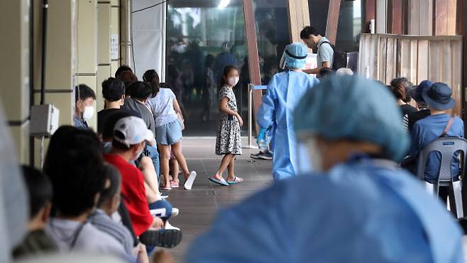 광복절인 15일 오전 서울 송파구보건소 코로나19 선별진료소를 찾은 시민들이 검사를 받기 위해 대기하고 있다. (사진=뉴시스)