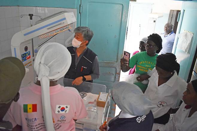 세네갈 중부지역 모자보건체계 강화사업단 의료기자재 전문가가 신생아 컨디션을 체크할 수 있는 모니터 설치하고 사용 방법에 관해 교육을 진행 중이다.