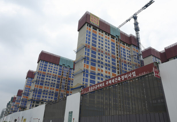 공사 중단이 계속되고 있는 서울 강동구 둔춘 주공아파트 재건축 현장. (사진=연합뉴스)