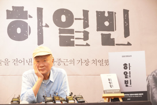 청년 안중근을 다룬 신작 소설 ‘하얼빈’을 낸 김훈 작가가 8월 3일 서울 마포구의 한 카페에서 출간 간담회에 앞서 포즈를 취하고 있다(사진=문학동네 제공).