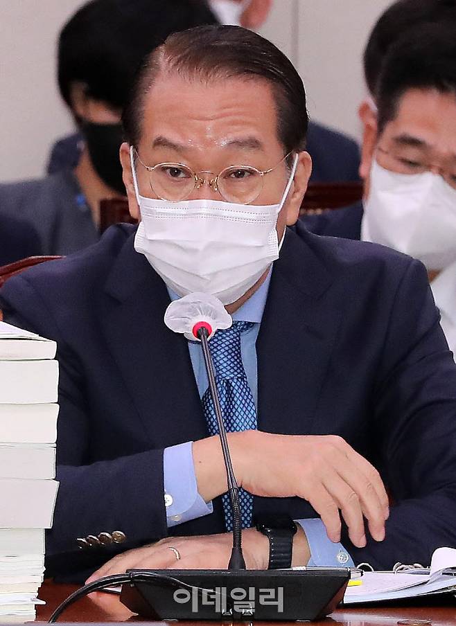 권영세 통일부 장관이 18일 서울 여의도 국회에서 열린 외교통일위원회 전체회의에 참석해 의원들의 질의에 답하고 있다. (사진=방인권 기자)