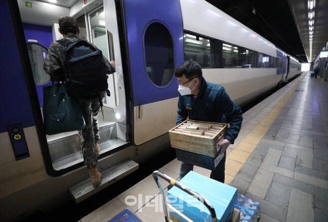 서울역 부산행 KTX에서 직원이 특실 승객들에게 제공할 간식을 옮기고 있다. (사진=뉴스1)