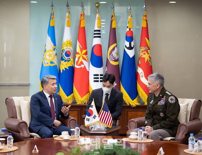 이종섭 국방부 장관이 18일 서울 용산 국방부 청사에서 폴 나카소네(Paul M. Nakasone) 미국 사이버사령관을 접견하고 있다. (사진=국방부)