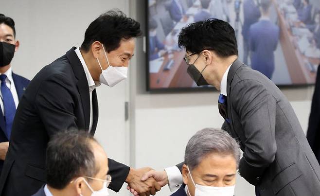 악수하는 오세훈 서울시장과 한동훈 법무부 장관 (사진=뉴시스)