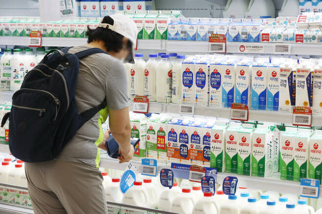 18일 서울 시내 한 대형마트에서 시민이 우유를 구매하고 있다. (사진=연합뉴스)